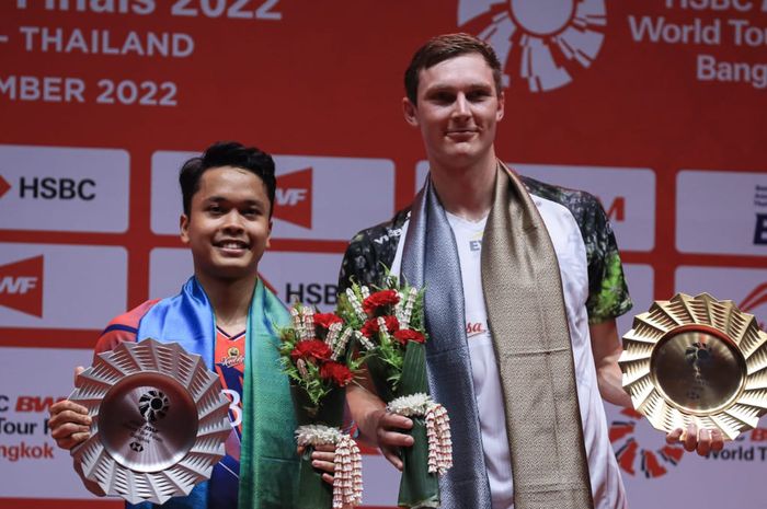 Tunggal putra Indonesia, Anthony Sinisuka Ginting (kiri) dan Viktor Axelsen dari Denmark (kanan)