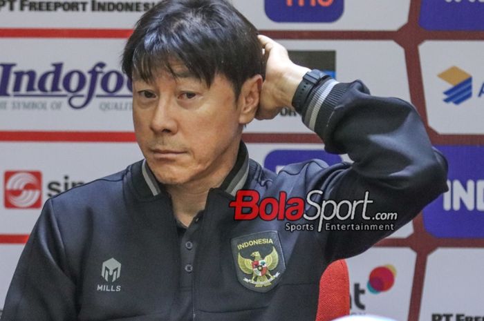 Pelatih timnas Indonesia, Shin Tae-yong, sempat memegangi kepalanya saat hadir dalam sesi jumpa pers di Media Center Stadion Utama Gelora Bung Karno, Senayan, Jakarta, Rabu (11/10/2023).
