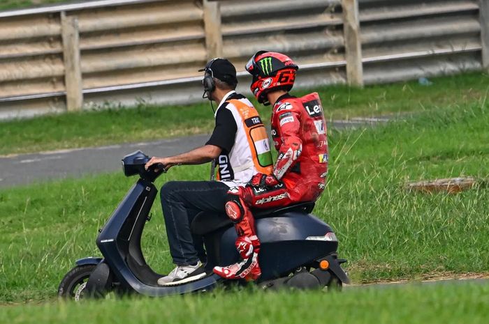 Momen Francesco Bagnaia dibonceng usai alami kesialan yakni terjatuh pada MotoGP India 2023 di mana Fabio Quartararo lantas berikan kesaksiannya.