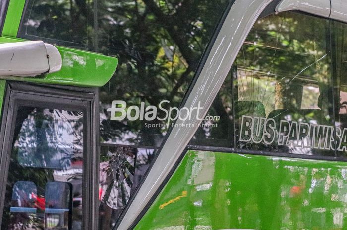 Kondisi bus timnas Thailand seusai dirusak kacanya oleh oknum suporter timnas Indonesia di Stadion Gelora Bung Karno, Senayan, Jakarta, 29 Desember 2022.