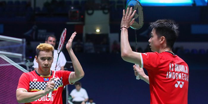 Marcus Fernaldi Gideon/Kevin Sanjaya Sukamuljo seusai memenangi laga atas Di Zi Jian/Wang Chang (China) pada babak pertama French Open 2019, di Paris Coubertin Stadium, Rabu (23/10/2019).