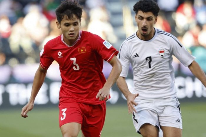 Pemain belakang Vietnam, Vo Minh Trong dijaga oleh gelandang Irak Youssef Amyn dalam grup D Piala Asia 2023 di Stadion Jassim bin Hamad, Doha pada Rabu (24/1/2024).