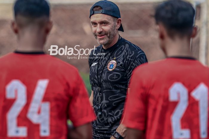 Pelatih Persija Jakarta, Thomas Doll, sempat tersenyum saat memantau para pemainnya berlatih di Lapangan Nirwana Park, Sawangan, Jawa Barat, Rabu (26/7/2023).