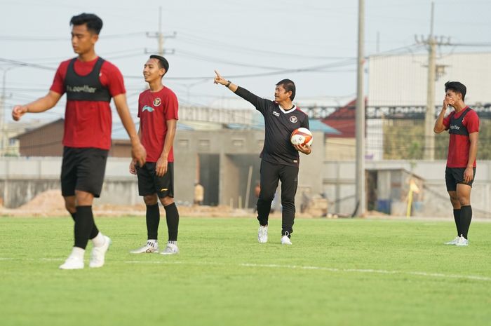 Indra Sjafri memimpin latihan Timnas U-22 Indonesia jelang SEA Games 2023 di Dream Visakha Training Camp, Phnom Penh, Kamboja.
