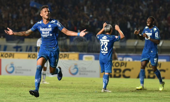 Penyerang Persib Bandung, Wander Luiz, saat berselebrasi.