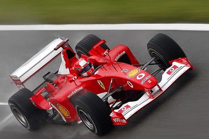 Pembalap Ferrari, Michael Schumacher, saat melaju dengan F20.