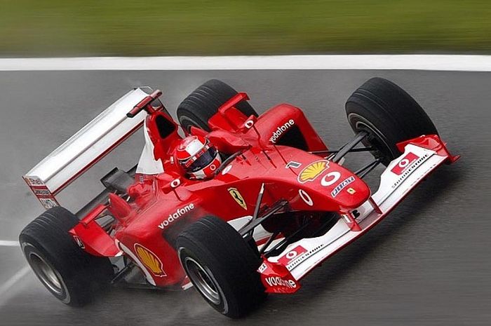 Pembalap Ferrari, Michael Schumacher, saat melaju dengan F20.
