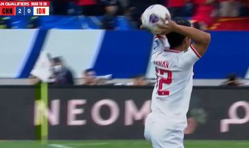 Lemparan jauh Pratama Arhan dalam laga timnas Indonesia vs China, Selasa (15/10/2024).  