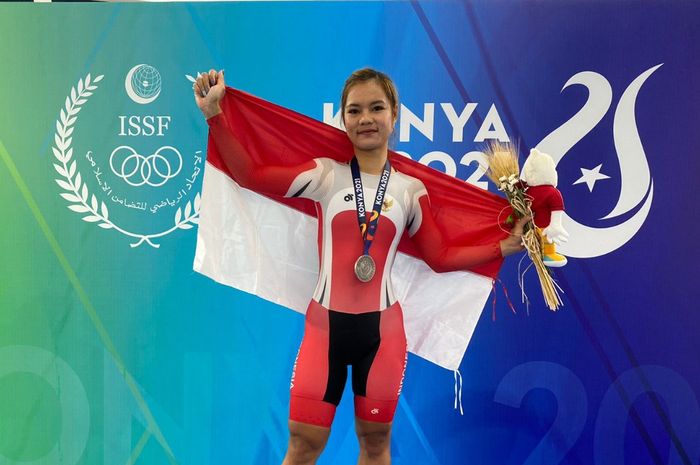 Pesepeda Indonesia, Ayustina Priatna, memamerkan medali perak di nomor omnium elite putri pada Islamic Solidarity Games 2021, Konya. 