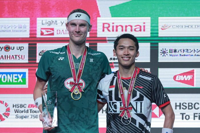 Jonatan Christie (Indonesia) berpose bersama Viktor Axelsen (Denmark) pada podium Japan Open 2023, di Yoyogi 1st Gymnasium, Tokyo, Jepang, Minggu (30/7/2023).