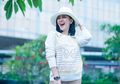 Biasa Pakai Celana Jeans, Syahrini Tampil Simpel dengan Rok Plisket dan Sweater Seharga Rp39 Juta