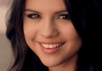 Selena Gomez Berjuang Dapatkan Lagu Who Says Sampai Menangis Saat Remaja