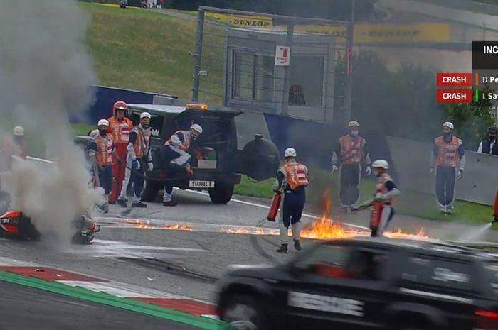Momen kekacauan di MotoGP Styria 2021 kala kecelakaan melibatkan Dani Pedrosa dan Lorenzo Savadorri menyebabkan motor mereka terbakar.