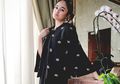 Seksinya Gaya Marshanda Saat Berbalut Mini Dress Bahan Kulit dengan Desain Pundak Terbuka