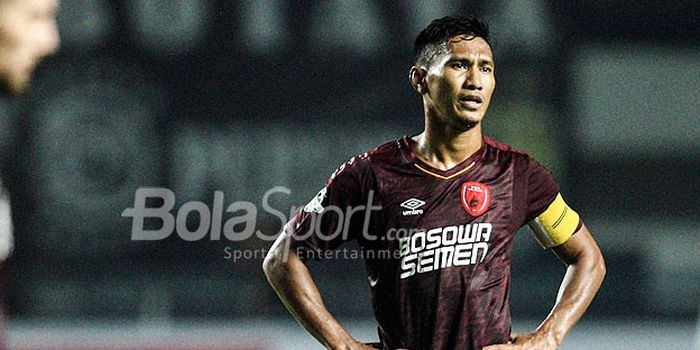  Kapten PSM Makassar, Zulkifli Syukur, saat tampil melawan Persib Bandung pada pekan kesepuluh Liga 