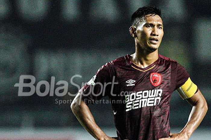  Kapten PSM Makassar, Zulkifli Syukur, saat tampil melawan Persib Bandung pada pekan kesepuluh Liga 