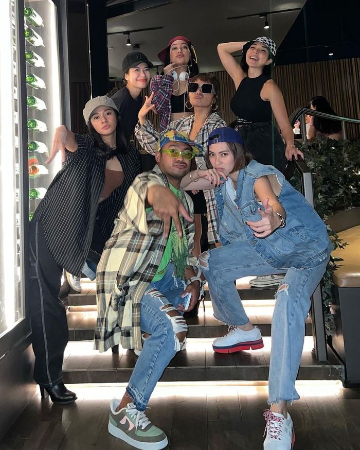 Gisel dan teman-temannya tampil dengan tren Citayam Fashion Week