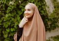 Tanpa Gamis Syar'i Saat Pamer Perut Buncit, Zaskia Sungkar Justru Tampil Mencuri Perhatian Pakai Kemeja Flannel dan Celana Plisket!