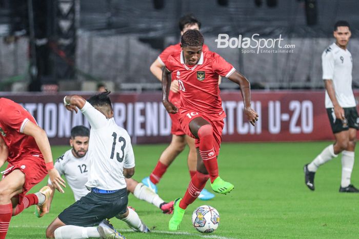 Striker timnas U-20 Indonesia, Hugo Samir (kanan), sedang berusaha melewati lawannya dalam laga turnamen Mini Internasional di Stadion Gelora Bung Karno, Senayan, Jakarta, Jumat (17/2/2023).