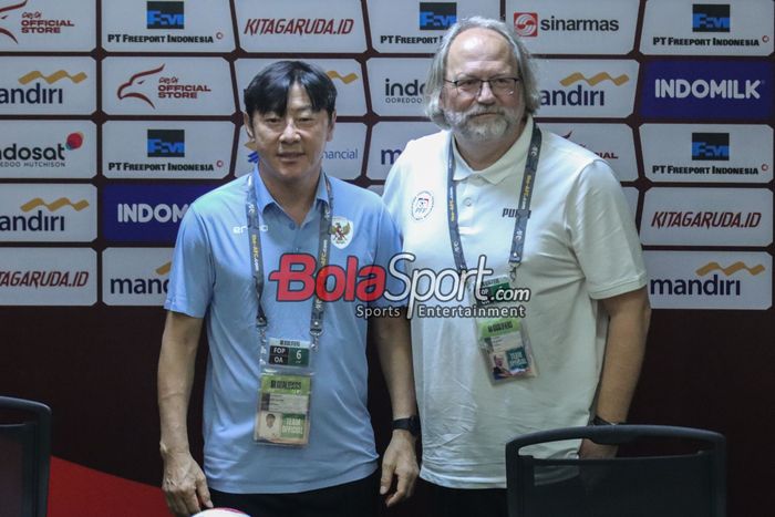 Pelatih timnas Indonesia, Shin Tae-yong (kiri), sedang berfoto bersama Tom Saintfiet (kanan) selaku juru taktik timnas Filipina di Media Center Stadion Utama Gelora Bung Karno, Senayan, Jakarta, Senin (10/6/2024).