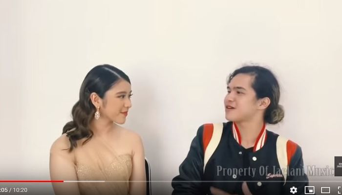 Dukungan Dul pada Tiara saat acara puncak penentuan juara Indonesian Idol