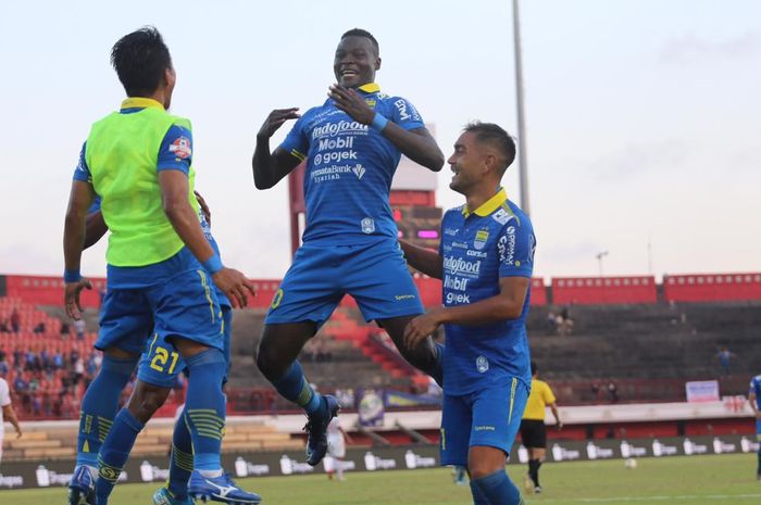 Penyerang Persib Bandung, Ezechiel N'Douassel (tengah), merayakan gol yang ia cetak ke gawang Persija Jakarta dalam laga pekan ke-26 Liga 1 2019 di Stadion Kapten I Wayan Dipta, Bali, Senin (28/10/2019).