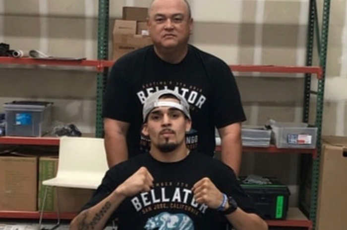 Petarung MMA, Albert Gonzales (bawah) dan presiden Bellator, Scott Coker (atas).