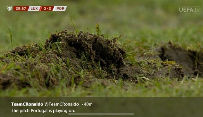 Kondisi lapangan Josy Barthel Stadium saat berlangsungnya duel timnas Luksemburg versus timnas Portugal, Minggu (17/11/2019).