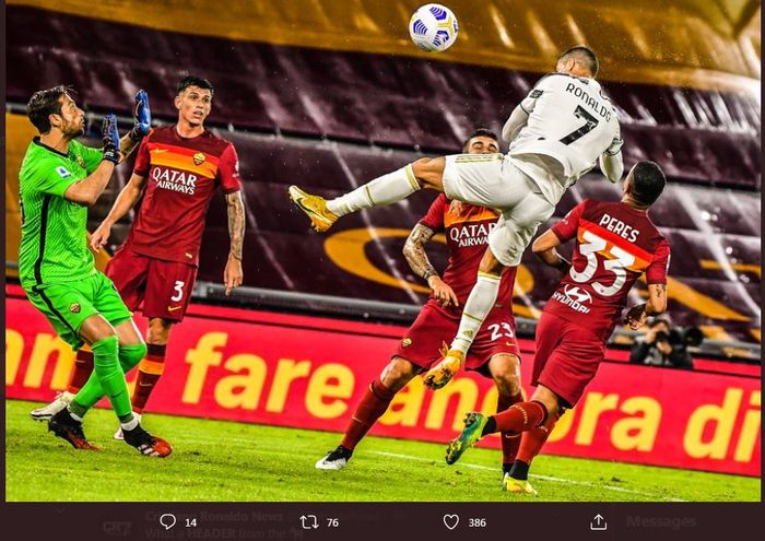 Cristiano Ronaldo mencetak gol sundulan untuk Juventus ke gawang AS Roma dalam lanjutan Liga Italia di Olimpico, 27 September 2020.