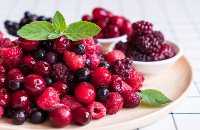 Tak Cuma Baik untuk Ginjal, Ternyata buah berry Juga Punya Segudang Manfaat Bagi Kesehatan Hati juga otak.