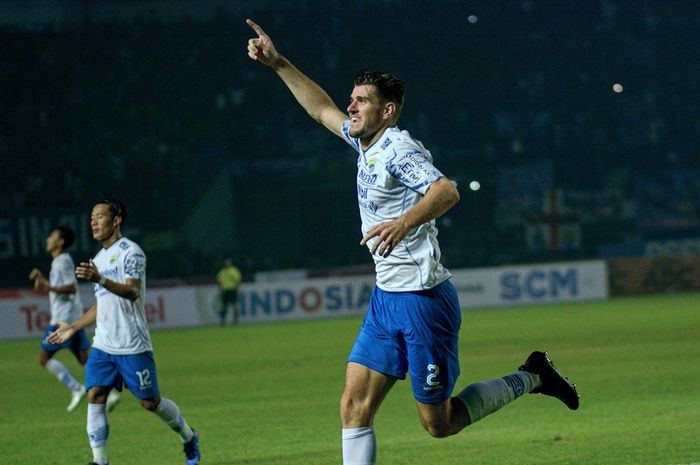 Bek Persib Bandung, Nick Kuipers merayakan gol ke gawang Persebaya.