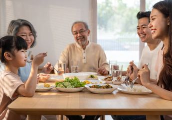 Benarkah Bikin Rezeki Seret dan Panen Karma Buruk Bertubi-tubi? Ternyata Ini Arti Mitos Tentang Makan Menurut Islam