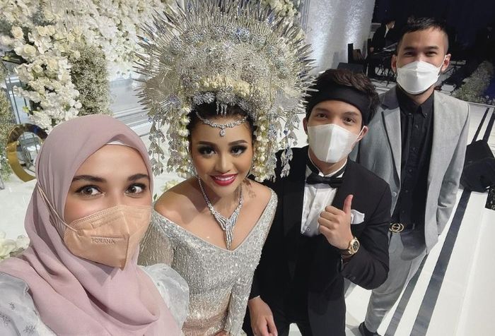 Shireen Sungkar dan <a href='https://palembang.tribunnews.com/tag/teuku' title='Teuku'>Teuku</a> Wisnu datang di pernikahan <a href='https://palembang.tribunnews.com/tag/atta' title='Atta'>Atta</a>-Aurel.