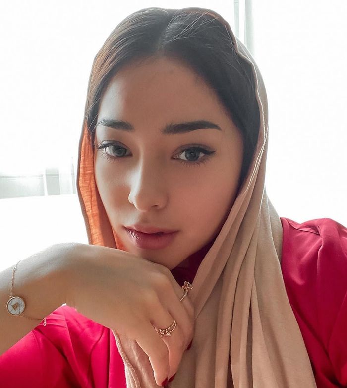 Nikita Willy selfie pakai hijab