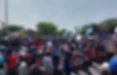 Massa buruh berdemo di kantor Pemerintah Kabupaten Karawang, Rabu (7/10/2020).