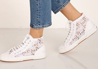 Sesuai Karakter, Ini 5 Model Sepatu yang Cocok Buat Zodiak Aquarius!