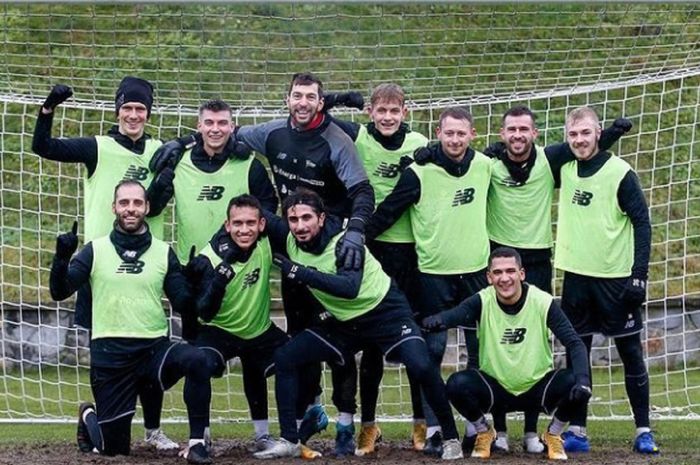 Egy Maulana Vikri (kedua dari kiri depan) berpose gembira dengan Tim Kuning seusai menang 2-0 dalam internal game Lechia Gdansk, Sabtu (9/1/2021), di Traugutta, Polandia.