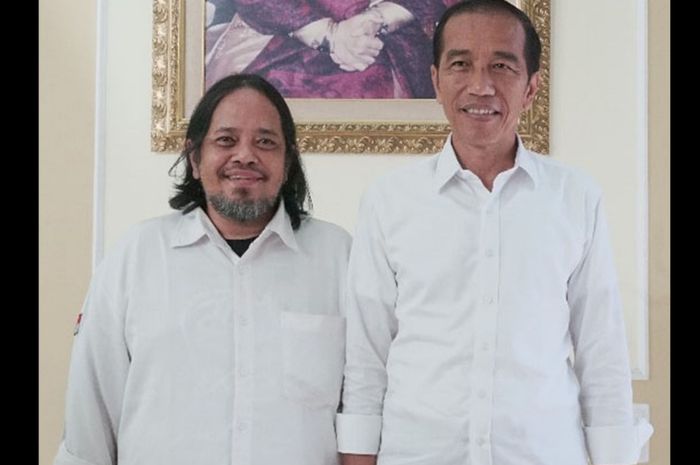 Ketua Umum Paguyuban Suporter Timnas Indonesia (PSTI) Ignatius Indro (kiri) bersama Presiden Joko Widodo.