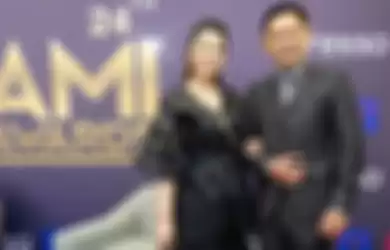  Fitri Carlina dan sang suami Hendra Sumendap di acara AMI Awards 2021.