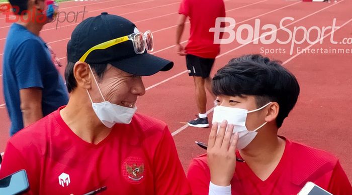 Pelatih timnas U-19 Indonesia, Shin Tae-yong, sedang memberikan keterangan kepada awak media dalam pemusatan latihan timnas U-19 Indonesia di Stadion Madya, Senayan, Jakarta Pusat, 20 Agustus 2020.