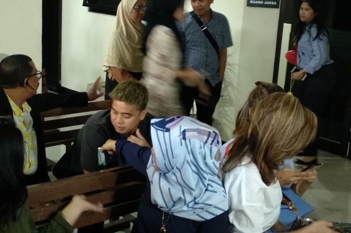 Billy Syahputra dan Hilda Vitria di sidang perdana Kriss Hatta di Pengadilan Negeri Bekasi Timur, Jawa Barat, Rabu (24/4/2019).