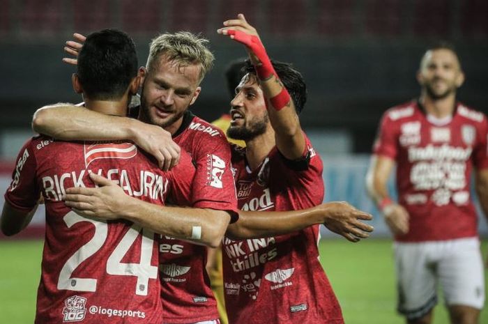 Kiri ke kanan, Ricky Fajrin, Melvin Platje, dan Stefano Lilipaly, merayakan gol Bali United ke gawang Mitra Kukar di Piala Presiden 2019.