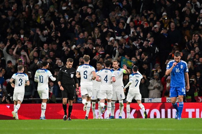 Para pemain timnas Inggris merayakan gol Harry Kane ke gawang timnas Italia pada Kualifikasi Euro 2024 di Wembley, London (17/10/2023).