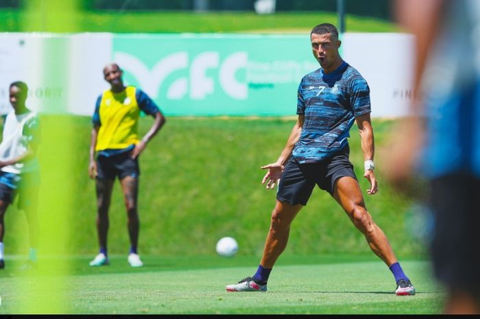Ucap asalamualaikum, Cristiano Ronaldo kembali ikut sesi latihan Al Nassr selepas menjalani libur musim panas.