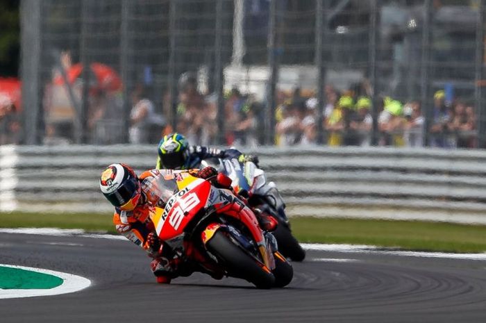 Aksi pembalap Repsol Honda, Jorge Lorenzo pada balapan MotoGP Inggris 2019, Minggu (25/8/2019)