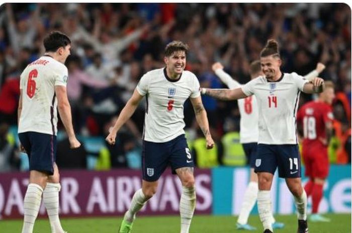 John Stones (tengah) ketika merayakan keberhasilan timnas Inggris menaklukkan timnas Denmark dalam laga semifinal EURO 2020.
