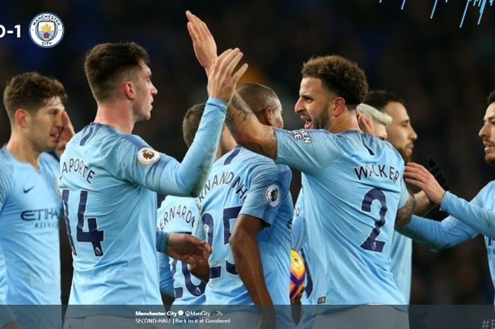 PAra pemain Manchester City merayakan kemenangan atas Everton di Goodison Park dalam partai Liga Inggris, Rabu (6/2/2019)