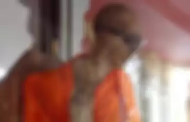 Mumi Biksu Budha Luang Pho Daeng di Wat Khunaram, Ko Samui, Thailand  yang semasa hidupnya mempraktikkan sokushinbutsu.