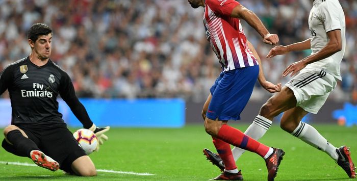 Kiper Real Madrid, Thibaut Courtois, beraksi pada laga melawan Atletico Madrid.