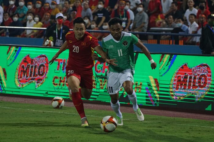 Pemain timnas U-23 Indonesia, Saddil Ramdani, berduel dengan Bui Hoang Viet Anh dalam laga melawan Vietnam di SEA Games 2021, Jumat (6/5/2022) di Stadion Viet Tri, Phu Tho.